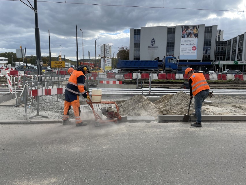 Nadal jednak nie wykonano chodnika na tym odcinku, a brak...