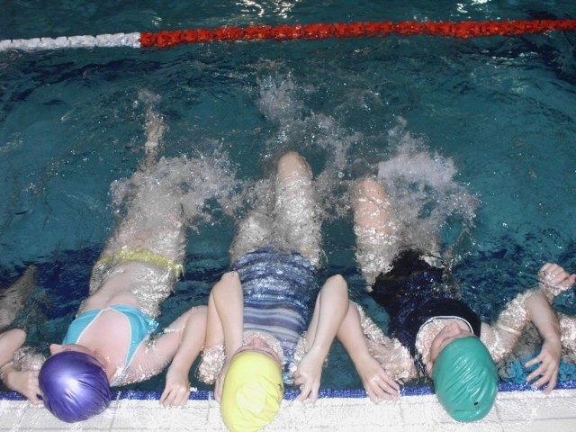 za darmo uczą pływania dzieci na basenie