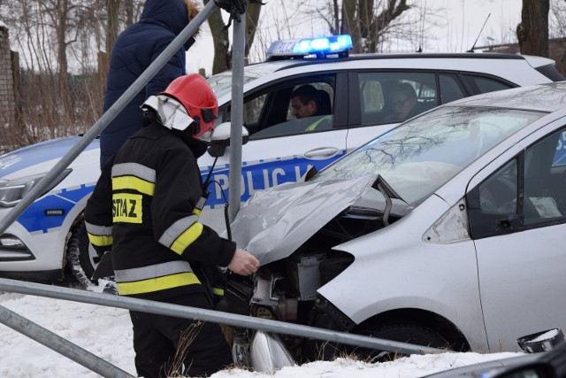 Do groźnego wypadku doszło we wtorek z samego rana na skrzyżowaniu Drogi Wojewódzkiej 705 z powiatową w Dąbrowicach. Kierująca skodą nie wyhamowała i wjechała wprost pod nadjeżdżający samochód.WIĘCEJ INFORMACJI I ZDJĘCIA >>>>..