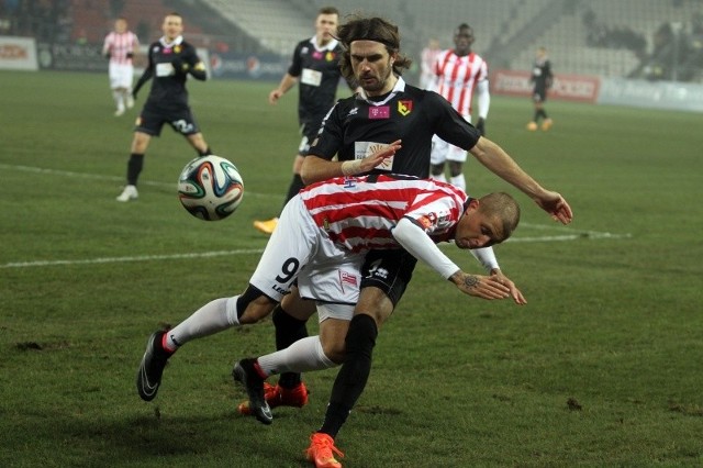 Sebastian Madera (na czarno) na ogół bez zarzutu spisuje się w obronie, ale gola jeszcze nie strzelił