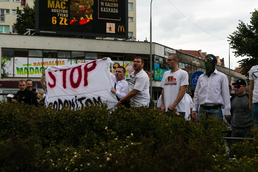 I Marsz Równości. Policja zatrzymała agresywnych mężczyzn. Doszło do szarpaniny w Alei Fontann [WIDEO]