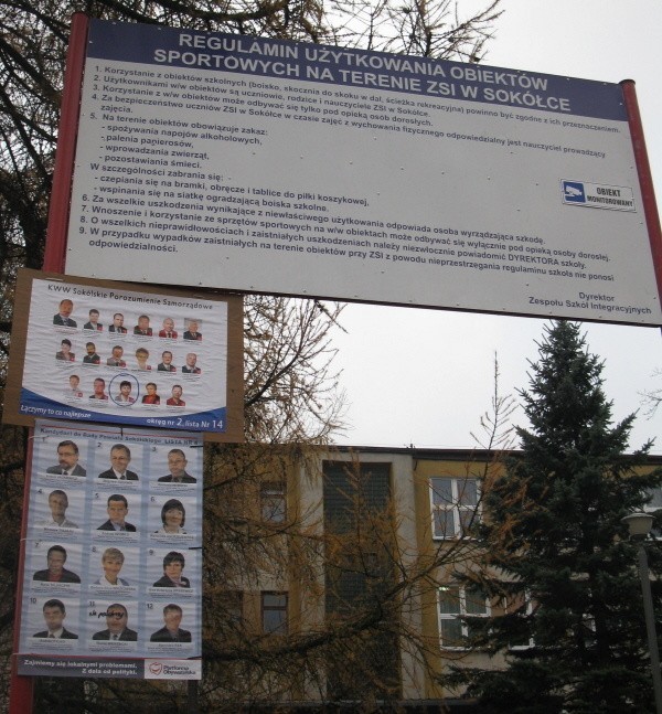 Plakaty wyborcze przez dwa tygodnie wisiały na ogrodzeniu Zespołu Szkół Integracyjnych. Zostały usunięte dopiero dziś rano.