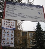 Wybory 2010: Agitacja pod szkołą. Na plakacie dyrektorka szkoły, kandydująca do rady powiatu.