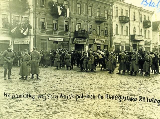 Wojsko w oczekiwaniu na defiladę, w jej trakcie buty ślizgały się po bruku. Flagi już polskie (niezbyt ich dużo), szyldy jeszcze niemieckie i błędny podpis. Wejście wojsk (nie używano wówczas określenia „wyzwolenie”) nastąpiło 19/20 lutego, a 22 lutego świętowano ten doniosły w dziejach miasta fakt.