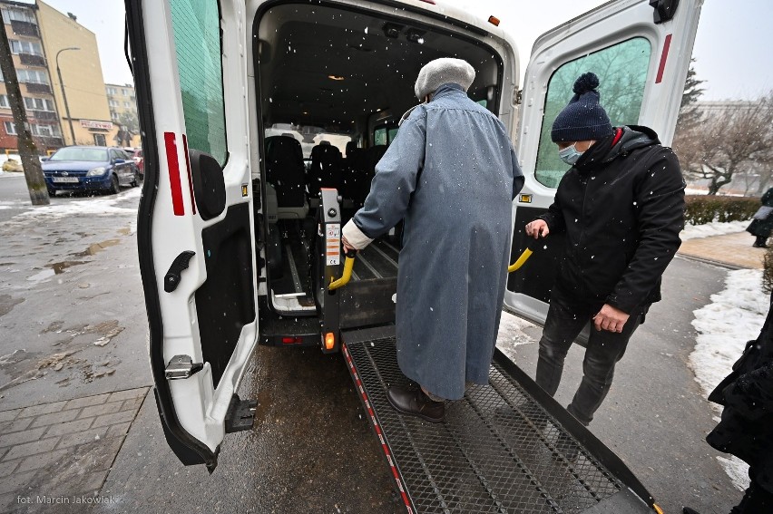 Transport do punktów szczepień. Miasto dowozi na szczepienia...