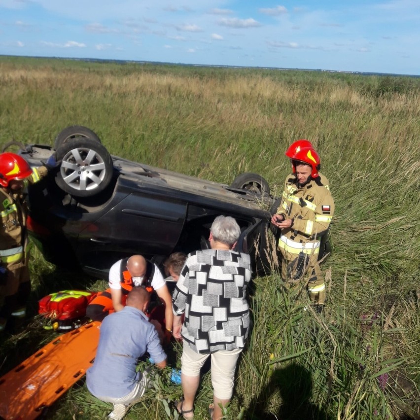 Wypadek koło Gnieżdżewa na trasie z Redy do Helu 5.07.2021. Na drodze nr 216 dachował osobowy peugeot. Zdjęcia