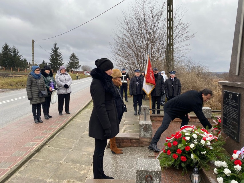 Uroczystości rocznicowe przed pomnikiem pomordowanych w Topoli. Monumentem to symbol tragedii mieszkańców tej miejscowości [ZDJĘCIA]