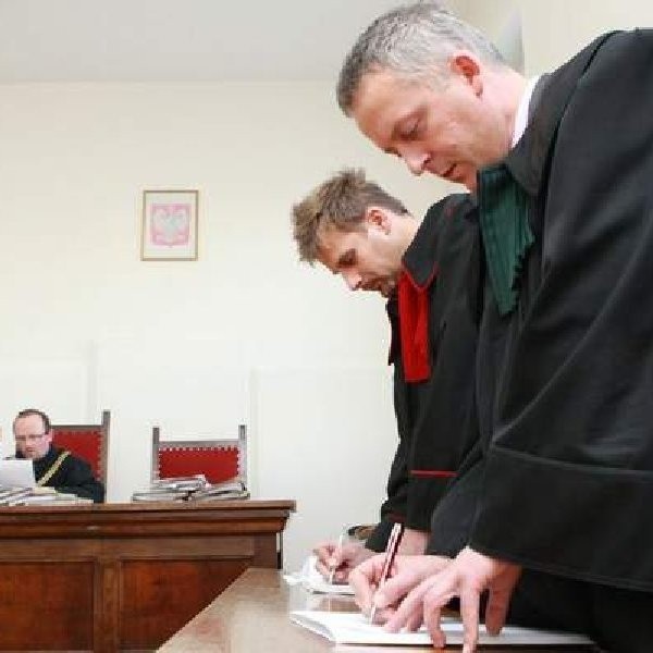 Prokurator Paweł Wnuk i pełnomocnik rodziny, adwokat Krystian Kasperski (na pierwszym planie), podczas ogłaszania wyroku.