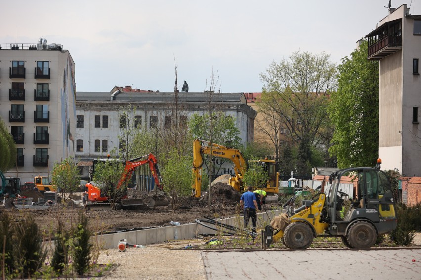 Kraków, budowa parku przy ulicy Karmelickiej. W środku...