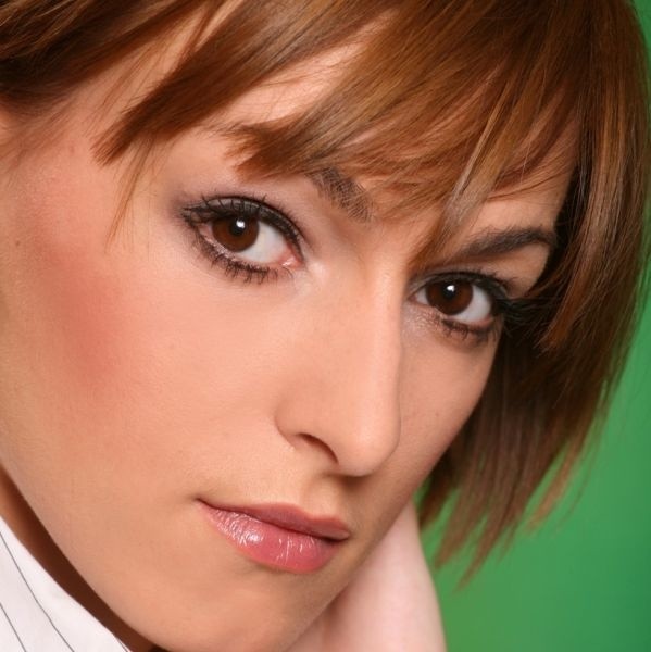 Natalia Skalska, jest wokalistką zespołu Love. Znakomicie potrafi interpretować utwory.