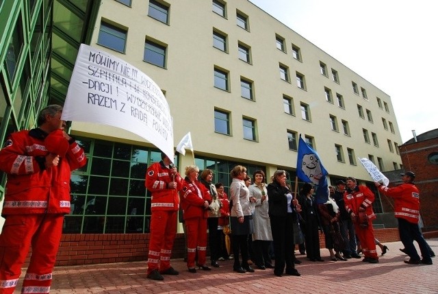 Zamiar dzierżawy szpitala powiatowego w Opatowie spotkał się z protestem pracowników szpitala.