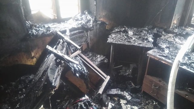 Jedna poszkodowana osoba opuściła płonący dom o własnych siłach. Strażacy podejrzewali, że w środku może znajdować się jeszcze ktoś.