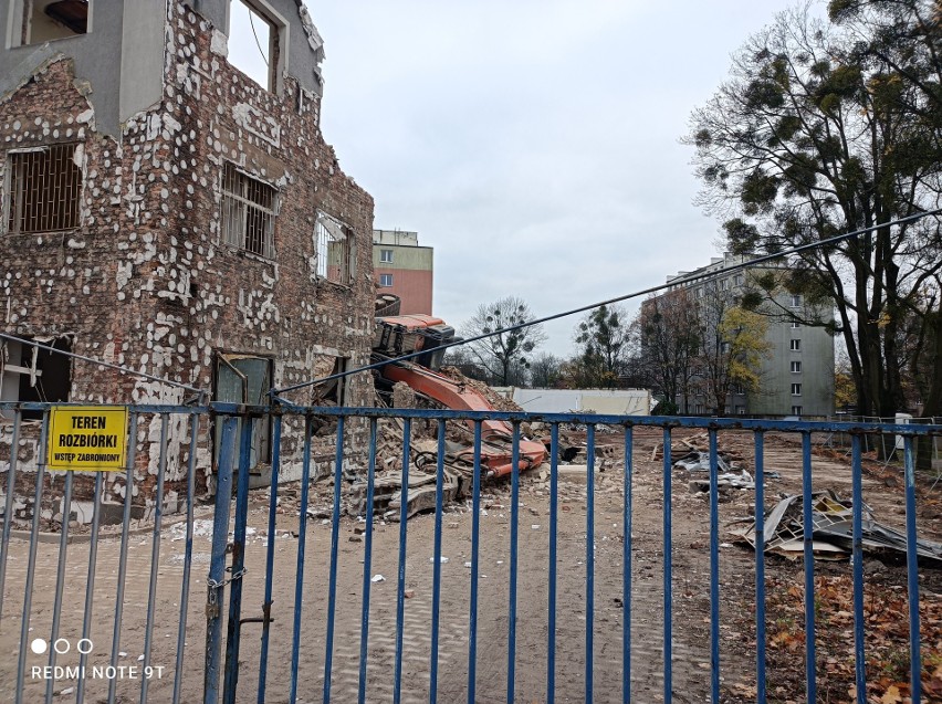 W Poznaniu przy ulicy Marcelińskiej trwa wyburzanie budynku,...