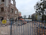 Wyburzanie ważnego budynku przy ulicy Marcelińskiej. W trakcie prac przewróciła się koparka [ZDJĘCIA]