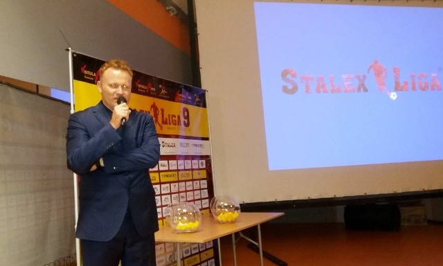 Prezes Stalex Ligi Tomasz Keller prowadził piątkowe losowanie