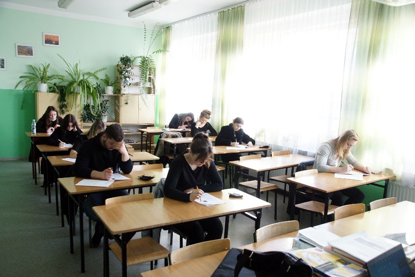 Próbna Matura 2021 w Zespole Szkół Rolniczych w Cudzynowicach. Frekwencja na egzaminie – 100 procent (ZDJĘCIA) 