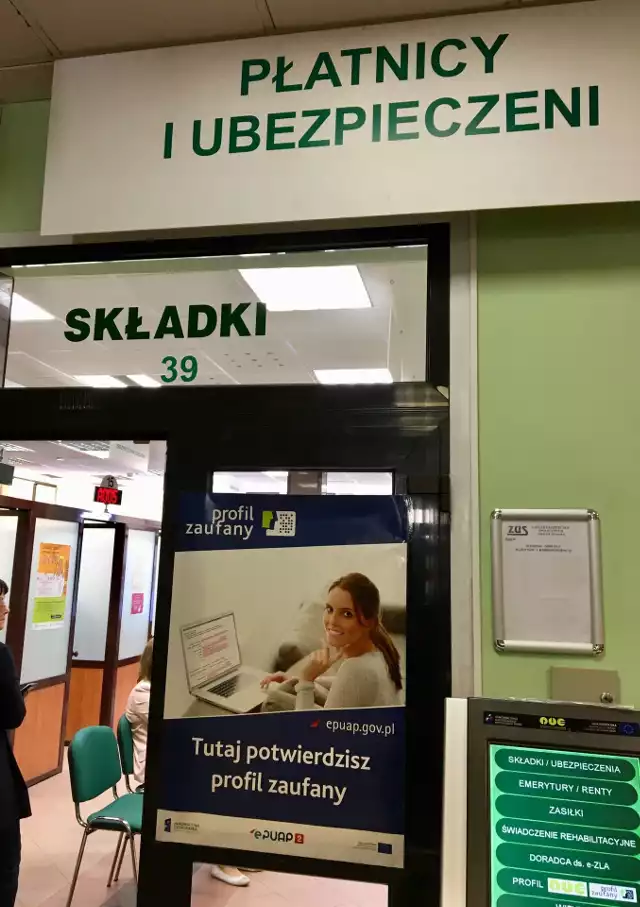 Do końca roku przedsiębiorcy muszą założyć profil na Platformie Usług Elektronicznych (PUS) ZUS. W województwie łódzkim nie zrobiło tego 10 proc. właścicieli firm. Pracownicy ZUS-u oferują pomoc.W województwie łódzkim działa ponad 172 tys. firm, zarówno małych jak i dużych. Profilu na PUE nie ma jeszcze 17 tys. przedsiębiorców.- Nie warto czekać z jego założeniem do ostatniej chwili - przekonuje Monika Kiełczyńska, rzecznik regionalny ZUS województwa łódzkiego. - Pracownicy ZUS pomogą założyć profil na PUE i od razu go potwierdzą. Teraz jest czas aby spokojnie przygotować się do zmian i skorzystać z naszej pomocy. W ostatnich dniach grudnia może być więcej zainteresowanych.