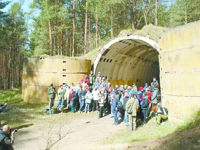 Turyści z zaciekawieniem zwiedzają dawną radziecką bazę atomową w lasach pod Brzeźnicą - Kolonią. Niedawno była tu wycieczka oddziału PTTK "Szlak Brdy&#8221; w Bydgoszczy