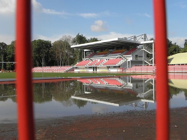 Dwa tygodnie temu przez Inowrocław przeszła potężna ulewa. Pod wodą znalazła się nowa bieżnia i część murawy modernizowanego właśnie Stadionu Miejskiego przy ul. Wierzbińskiego