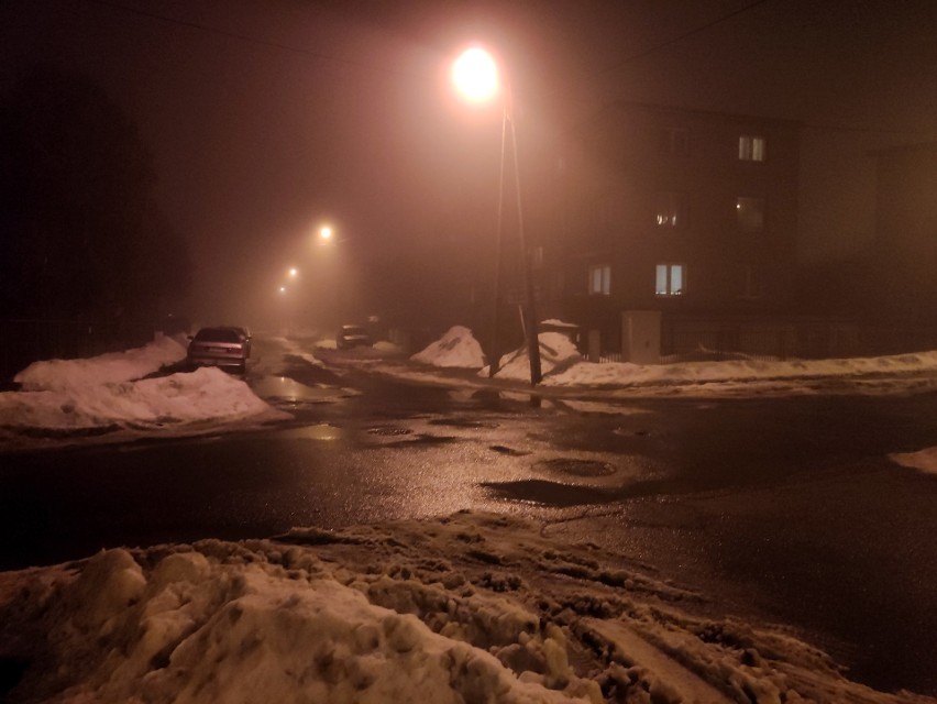 W województwie lubelskim jest mglisto. IMGW wydał ostrzeżenie. Lepiej uważać na drogach