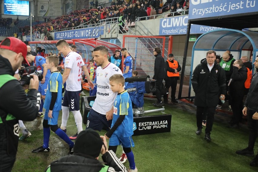 31.03.2023 r. Lukas Podolski w czasie derbów Piasta Gliwice...