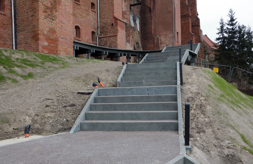 Przy schodach prowadzących do spichlerza Muzeum Handlu Wiślanego "Flis" w Grudziądzu zdemontowano barierki 