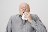 Czy powstrzymywanie kichania może być niebezpieczne? Dowiedz się, co się może stać, jeżeli wstrzymujesz kichanie