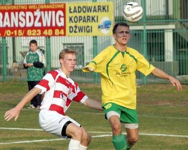 Przemysław Stąporski (z prawej) ma 21 lat, jest wychowankiem tarnobrzeskiej Siarki. W poprzednich sezonach rzadko dostawał szansę gry w podstawowym składzie, dopiero po objęciu drużyny przez Stanisława Gielarka stopniowo wybiegał na boisko. Jest napastnikiem, w minionym sezonie zdobył dla Siarki pięć goli.