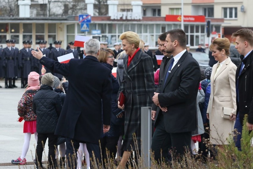 Oficjalne powitanie prezydentów Polski i Węgier na placu przed Wojewódzkim Domem Kultury w Kielcach