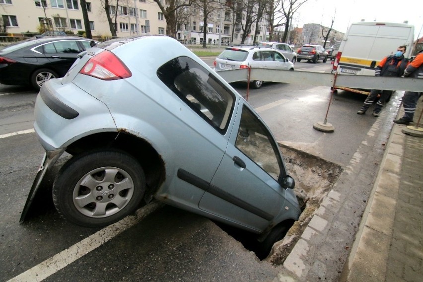 Wypadek na Hallera, samochód wjechał do wykopu, w którym...