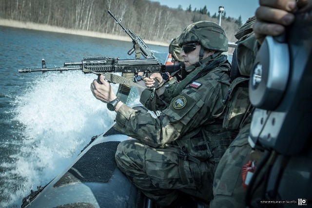 Nurkowie z 5BKPow ćwiczą strzelania sytuacyjne z łodzi w OSPWL Wędrzyn