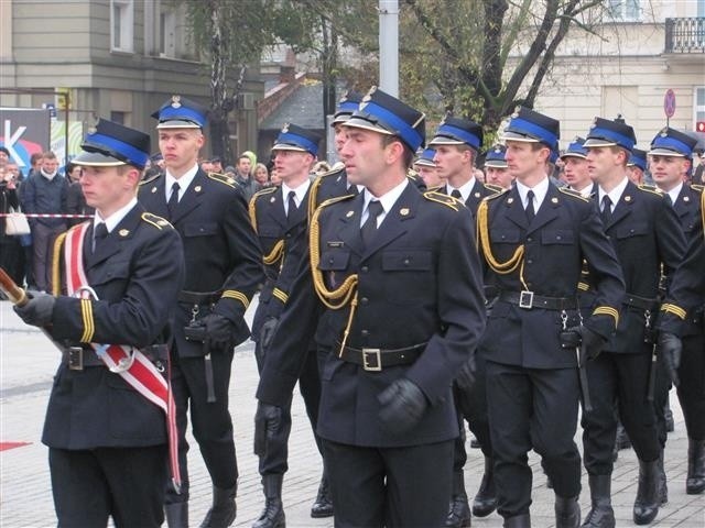 Defilada i ślubowanie strażaków w Częstochowie. Towarzyszyły...