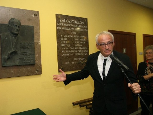 Tablice poświęconą dyrektorowi Włodzimierzowi Dębskiemu odsłonił jego syn, Krzesimir Dębski.