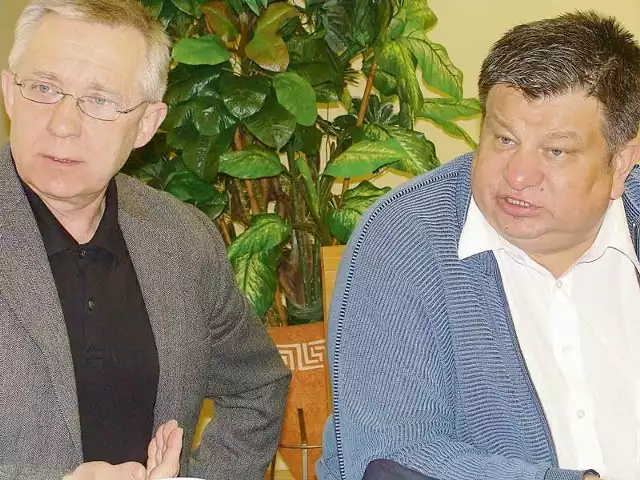 Prezes Jerzy Woźniak (z prawej) prosił rajców o pieniądze na klub. Towarzyszył mu trener piłkarzy Romuald Szukiełowicz.