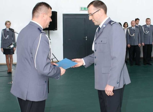  Inspektor Mirosław Schossler &#8211; komendant wojewódzkim policji wręcza akt powołania na komendanta powiatowego we Włoszczowej podinspektorowi Krzysztofowi Koziełowi.
