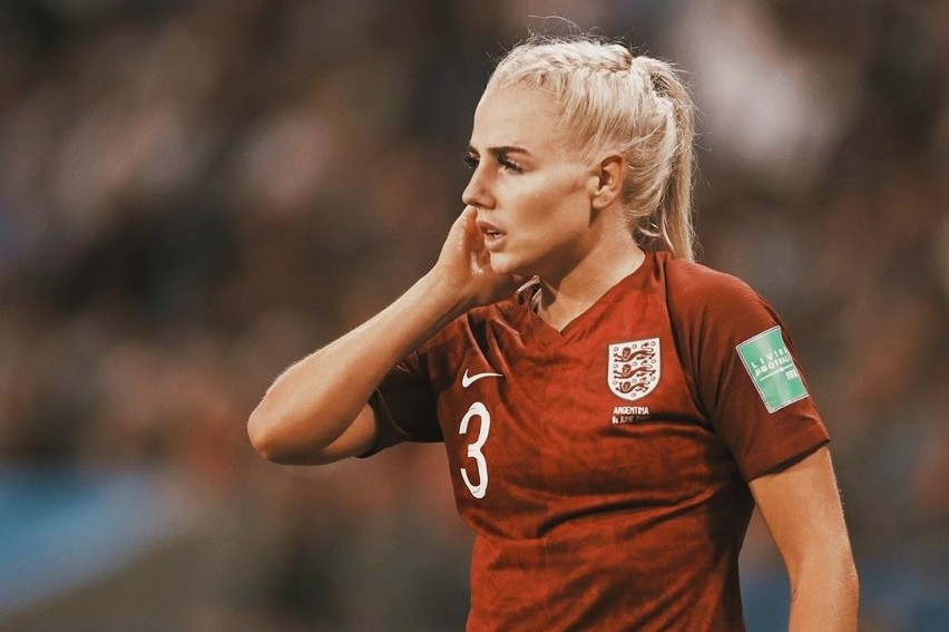 Alex Greenwood to angielska piłkarka, która gra na pozycji...