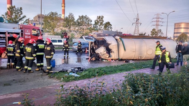 Do tego zdarzenia doszło w czwartek około godziny 6 rano. Pojazd przewożący nieczystości z niewyjaśnionych przyczyn przewrócił się na ul. Andersa.