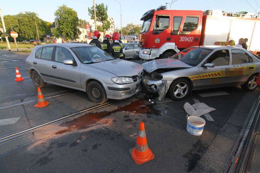 Wypadek na skrzyżowaniu Ślężnej i Wiśniowej. Taksówkarz w szpitalu (ZDJĘCIA)