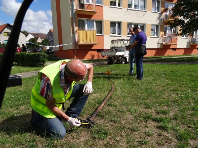 Wypadek w Pile: Nie żyje kobieta. Robotnicy zrzucili na nią z dachu zardzewiałą rurę