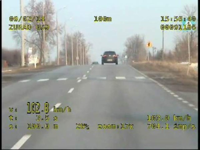 Policyjny wideorejestrator pokazał, że samochód którym podróżował 26-letni mieszkaniec Radomia, poruszał się z prędkością ponad 100 km/h.