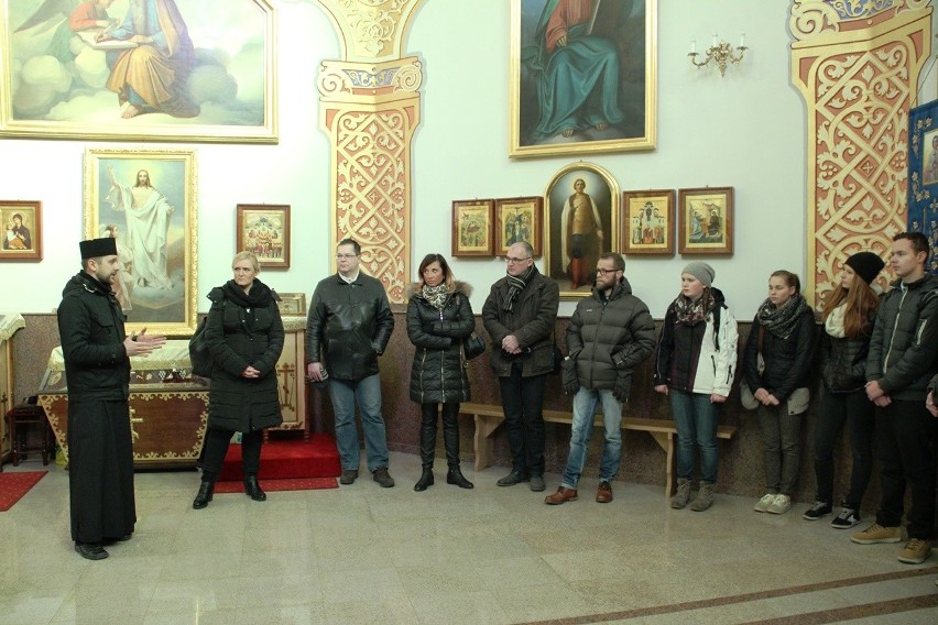 O historii radomskiej cerkwi opowiedział gościom ksiądz...