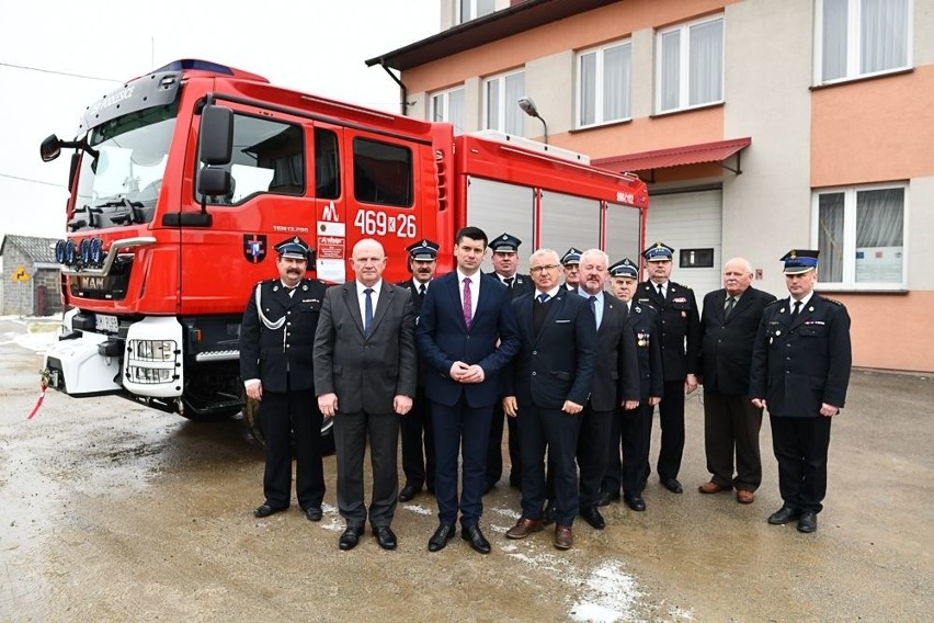 Strażacy z Podlesic w gminie Charsznica mają nowy samochód 