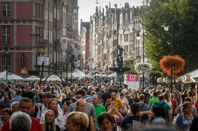 Gdańsk, 18.08.2018 r.1 098 431 osób odwiedziło Gdańsk w okresie od czerwca do sierpnia 2019 roku. Właśnie wtedy, po raz pierwszy w historii do Gdańska przyjechało więcej turystów z Wielkiej Brytanii niż z Niemiec. Ogromnym zainteresowaniem (ponad dwukrotnie większym w porównaniu z zeszłym rokiem, cieszyły się tereny Westerplatte, ale nie tylko! Zwiedzających można było spotkać również w Dworze Artusa i wielu innych obiektach historycznych!