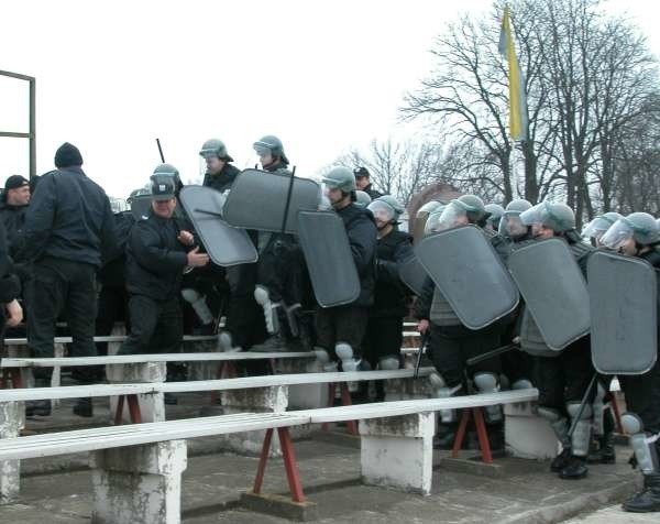 Policjanci wiele razy ćwiczyli interwencje na brzeskim stadionie. W sobotę takich scen nie zobaczymy, bo klub nie wpuści kibiców na mecz.