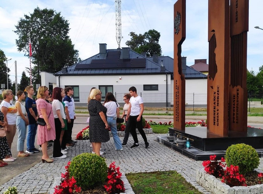 Uczniowie w Mircu uczcili pamięć bohaterów Powstania Warszawskiego. Zobaczcie zdjęcia