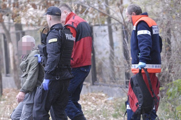 Karetki pogotowia ratunkowego w asyście policji w ciągu dnia zabierają kilka, a nawet kilkanaście osób leżących na ulicy i wymagających natychmiastowej pomocy lekarskiej.