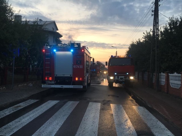 Strażacy zostali wezwani w poniedziałek przed godziną 4. do pożaru budynku. Zdjęcia pochodzą z fanpage'a: OSP KSRG Piliki