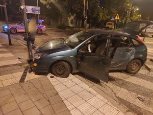 Łódź: Pijany łodzianin uderzył w dwa słupy! 38-latek miał 2,2 promila alkoholu we krwi, a twierdził, że przez cały dzień pił tylko...wodę