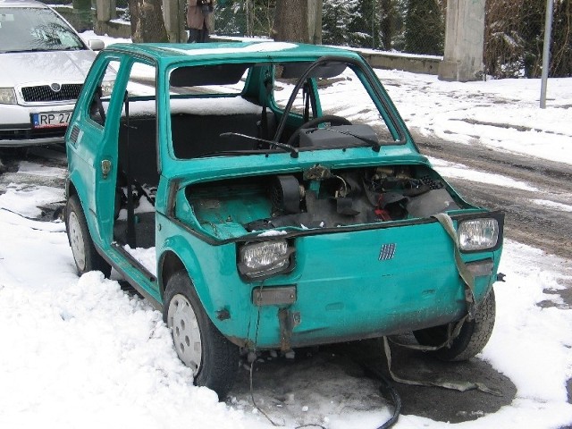 Ogołocony fiat od kilku dni stoi na ul. Piotra Skargi w Przemyślu.