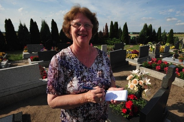 Maria Krystiniak na cmentarzu w Grodzisku szukała nagrobków krewnych.